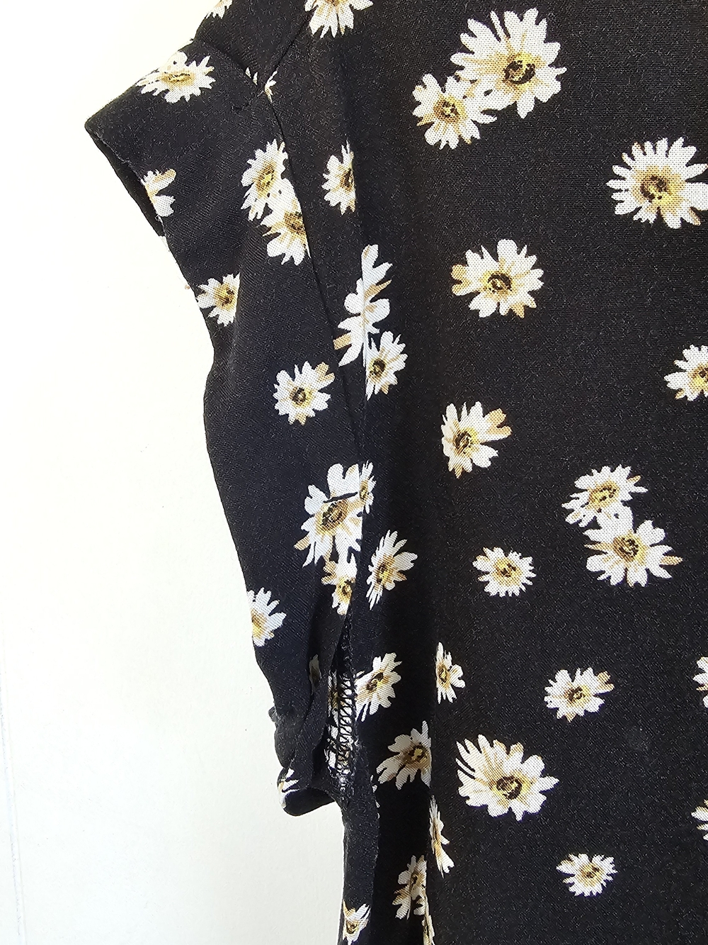 Daisy Print Button-Front Top - Picture 4 of 7